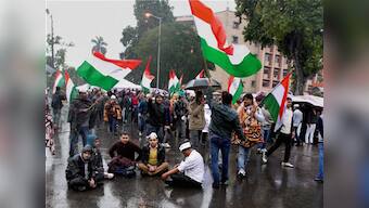 AAP's Delhi dharna: Protesters pelt stones at Delhi Police
