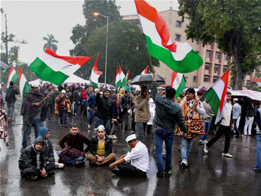 AAP's Delhi dharna: Protesters pelt stones at Delhi Police AAP's Delhi dharna: Protesters pelt stones at Delhi Police