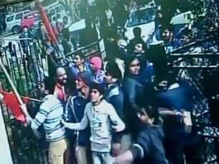Hindu extremists attack AAP office over Bhushan's J&K view