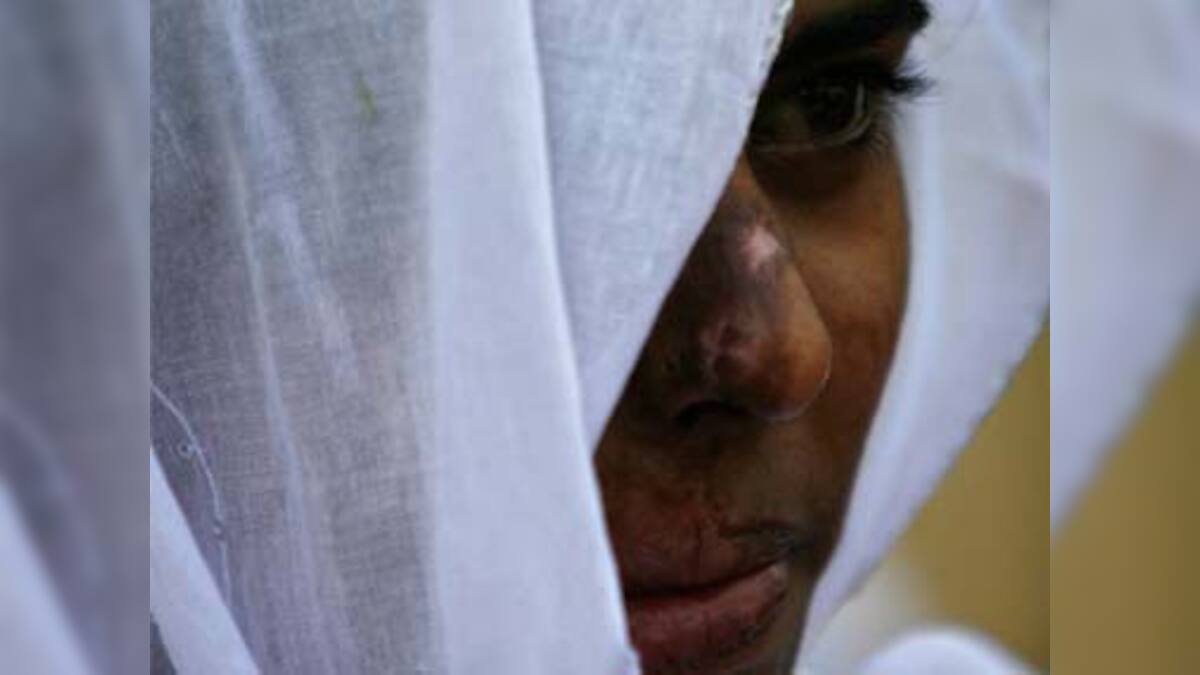 Mumbai acid attack: 'Jealous' neighbour held for Preeti Rathi's death ...