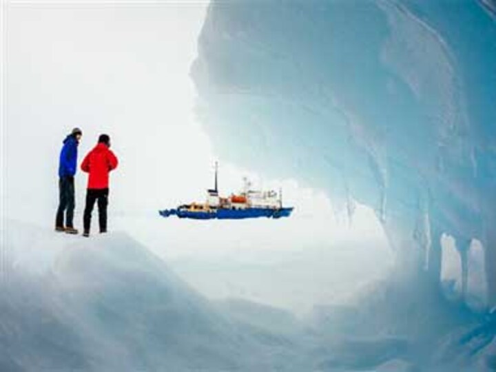 Vessel carrying rescued Antartic passengers resumes journey