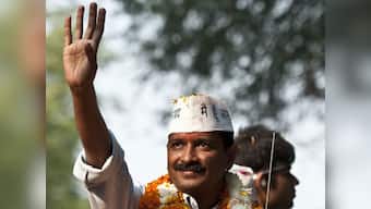 Kejriwal gives cheque of Rs 1 cr to kin of cop killed by liquor mafia