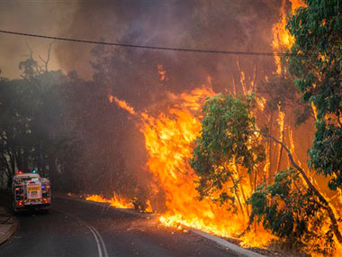 1 dead, 27 homes destroyed in Perth wild fire 1 dead, 27 homes destroyed in Perth wild fire