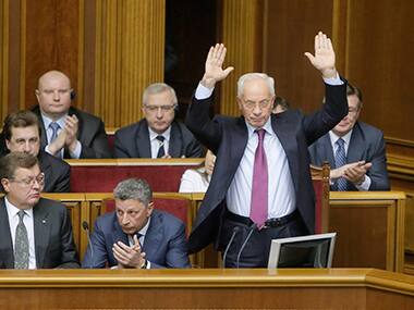 Ukraine PM Azarov resigns, government offers concessions