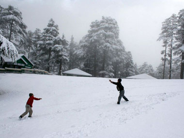 Fresh snowfall leads to closure of highway in J&K Fresh snowfall leads to closure of highway in J&K