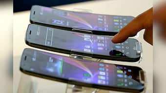 LG strikes deals to sell curved smartphone in US 