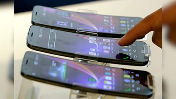LG strikes deals to sell curved smartphone in US 