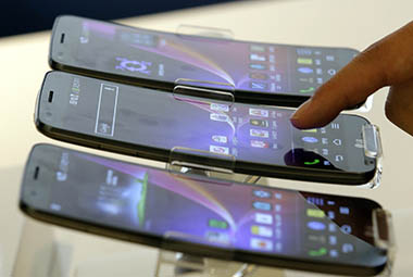 LG strikes deals to sell curved smartphone in US  LG strikes deals to sell curved smartphone in US