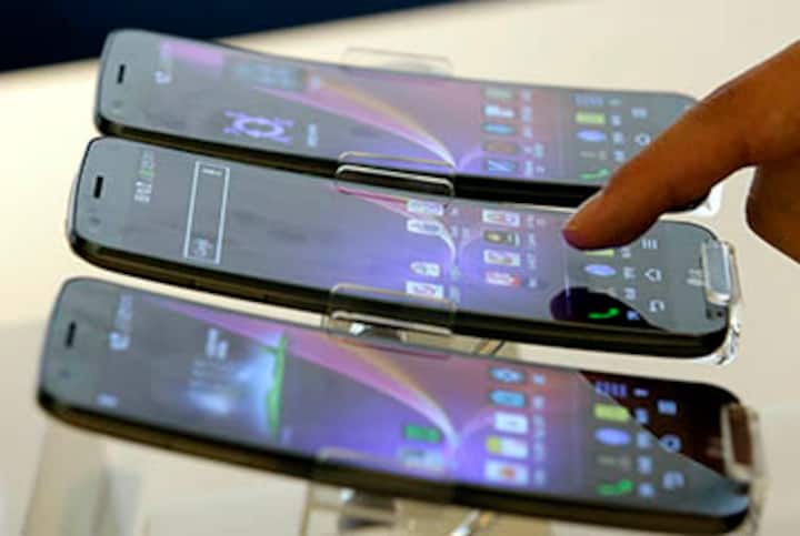 LG strikes deals to sell curved smartphone in US
