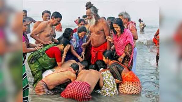  Thousands take holy dip in Sangam on Makar Sankranti 