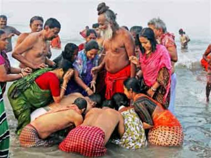  Thousands take holy dip in Sangam on Makar Sankranti 