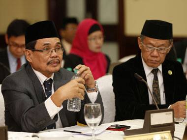Mohagher Iqbal, left, chief negotiator for the Moro National Liberation Front (MNLF) before the peace talks with Philippine Government Peace Panel at a hotel in Kuala Lumpur. AP