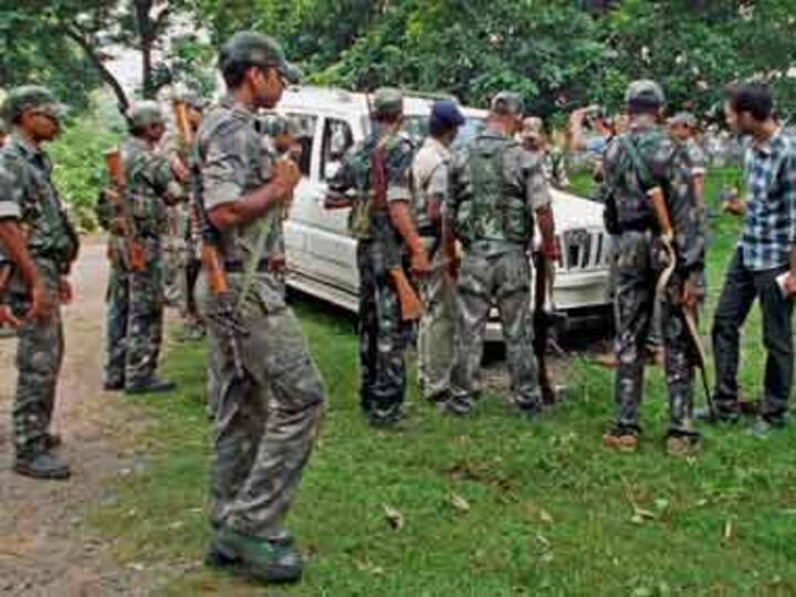 Naxals kill police constable in Chhattisgarh Naxals kill police constable in Chhattisgarh