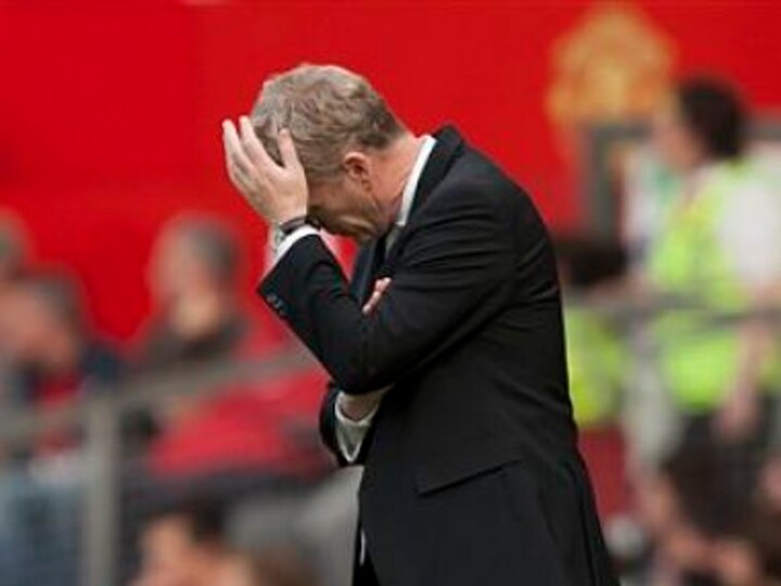 United's Moyes hits out at referee over penalty claim
