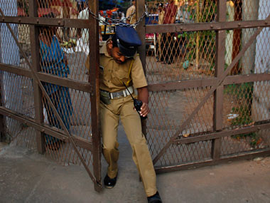 Policemen caught on camera slapping, baton-charging women protesters Policemen caught on camera slapping, baton-charging women protesters