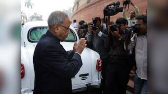 President Pranab speaks to Tharoor, condoles Sunanda's death