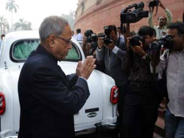 President Pranab speaks to Tharoor, condoles Sunanda's death