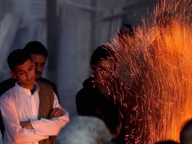 Son Shiv consigns Sunanda to flames in New Delhi Son Shiv consigns Sunanda to flames in New Delhi