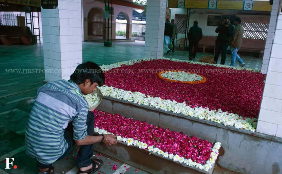 Images Sunanda Pushkar's funeral at Lodhi Road crematorium Photos