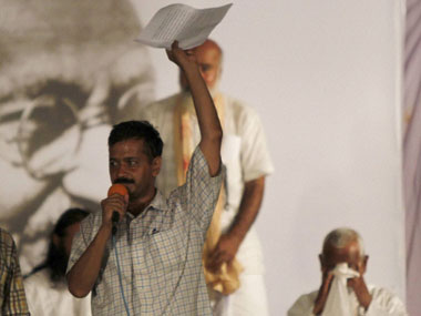 Rains force Kejriwal to take shelter in car during dharna Rains force Kejriwal to take shelter in car during dharna