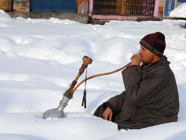 Heavy snowfall cuts Kashmir Valley off for second day on a row Heavy snowfall cuts Kashmir Valley off for second day on a row