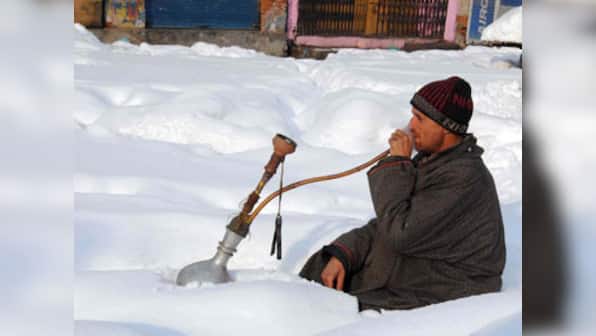 Heavy snowfall cuts Kashmir Valley off for second day on a row