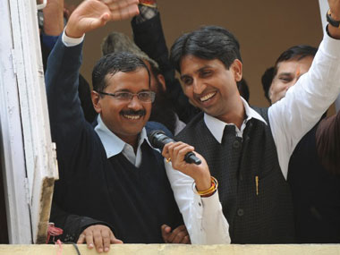 Kejriwal protest: Delhi Police stops CM's car Kejriwal protest: Delhi Police stops CM's car