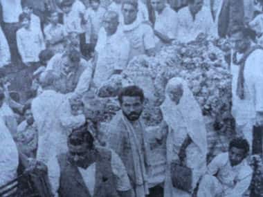 Narendra Modi, age 26, at funeral of mentor Vasantrao Gajendragadkar.