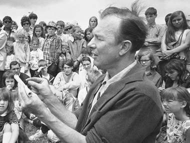 Pete Seeger, the man who taught 'We Shall Over Come' to US, dies at 94 Pete Seeger, the man who taught 'We Shall Over Come' to US, dies at 94