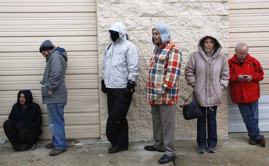 People wait in line to be among the first to legally buy recreational marijuana at the Botana Care store in Northglenn, Colorado January 1, 2014. Marijuana proprietors in Colorado are pioneers in a new chapter of America's drug culture that marks the first time cannabis will be legally produced, sold and taxed under a special system many states have long established for alcohol sales. REUTERS/Rick Wilking (UNITED STATES - Tags: BUSINESS SOCIETY POLITICS DRUGS HEALTH) - RTX16Z8V
