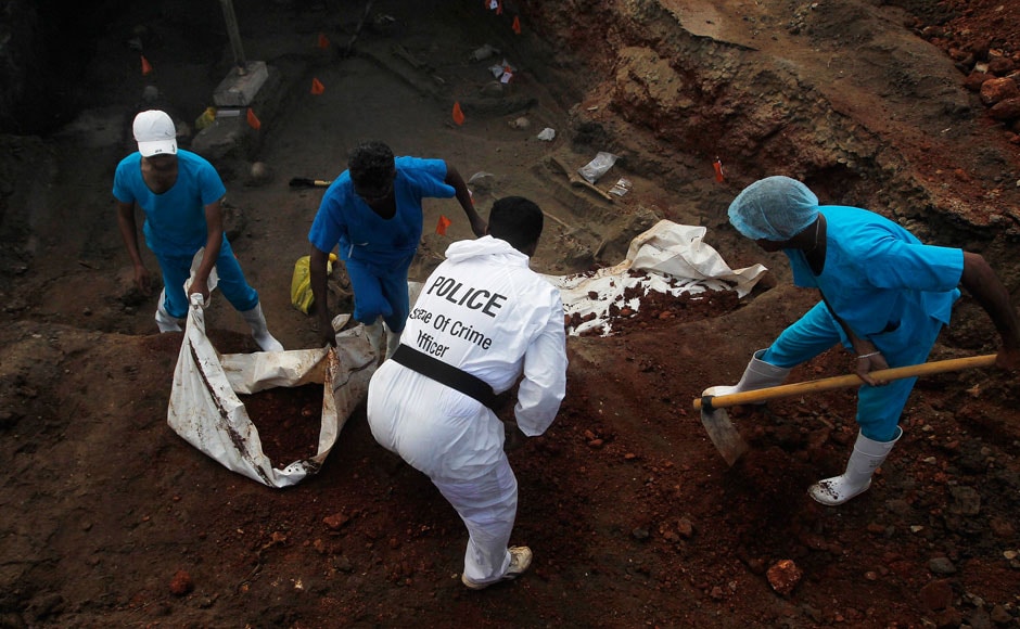 Police officers and doctors dig up skeletons at a construction site in the former war zone in Mannar, about 327 km (203 miles) from the capital Colombo.Picture taken January 16, 2014. Reuters Police officers and doctors dig up skeletons at a construction site in the former war zone in Mannar, about 327 km (203 miles) from the capital Colombo.Picture taken January 16, 2014. Reuters