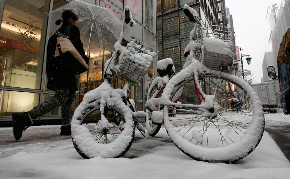 Photos: Heaviest snowstorm in years cuts power, delays travel in Tokyo