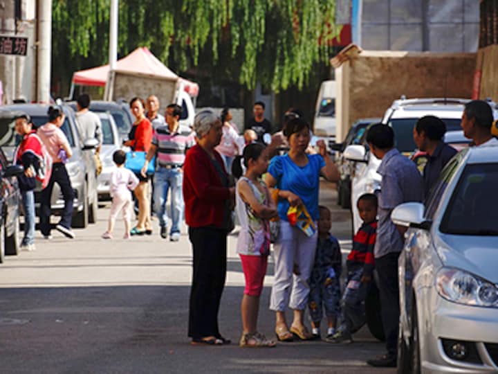 Strong quake shakes west China, casualties unclear