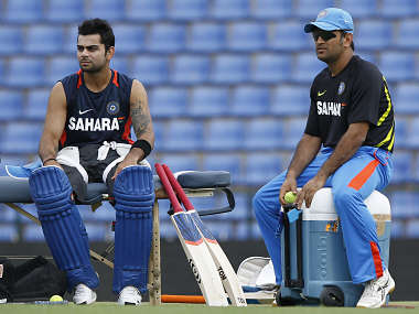 Crowe says Dhoni can give Test captaincy to Kohli