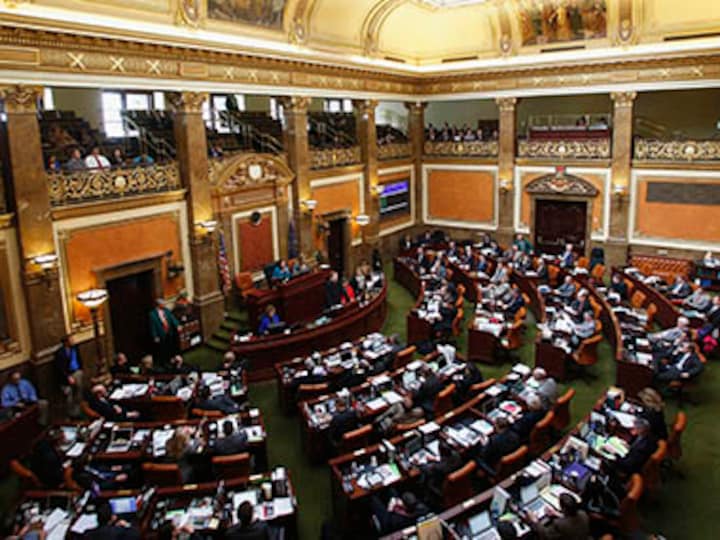 US approves two bills to toughen measures against undocumented immigrants