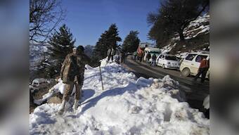 Fresh snowfall forces closure of Srinagar-Jammu highway