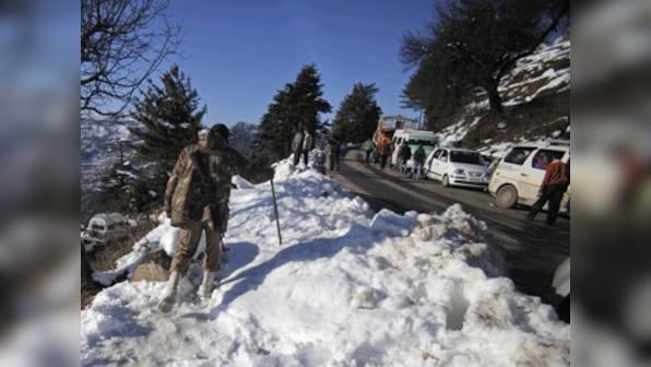 Fresh snowfall forces closure of Srinagar-Jammu highway