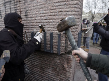 With Yanukovich out, self-proclaimed protectors take to Kiev's streets With Yanukovich out, self-proclaimed protectors take to Kiev's streets