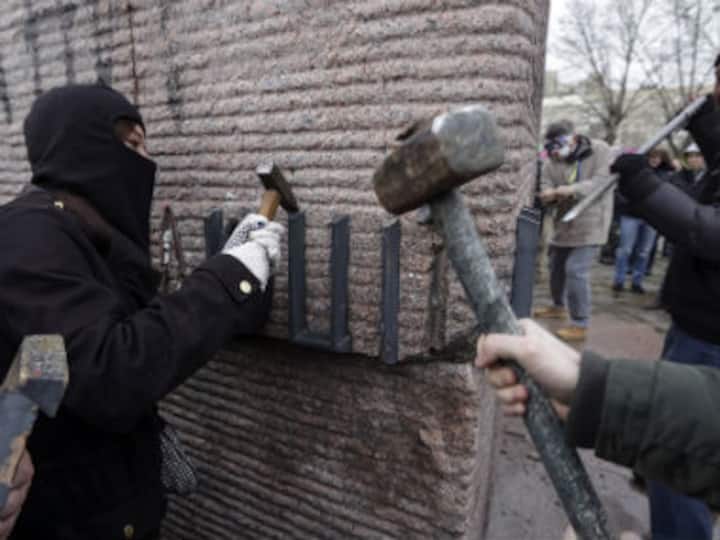With Yanukovich out, self-proclaimed protectors take to Kiev's streets With Yanukovich out, self-proclaimed protectors take to Kiev's streets
