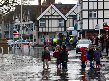 London: Thames reaches highest level in years, floods towns London: Thames reaches highest level in years, floods towns
