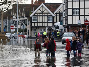 London: Thames reaches highest level in years, floods towns