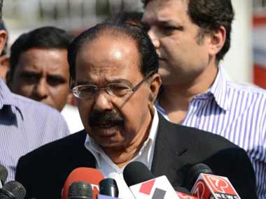 Kejriwal doesn't understand basic fundamental laws: Moily Kejriwal doesn't understand basic fundamental laws: Moily