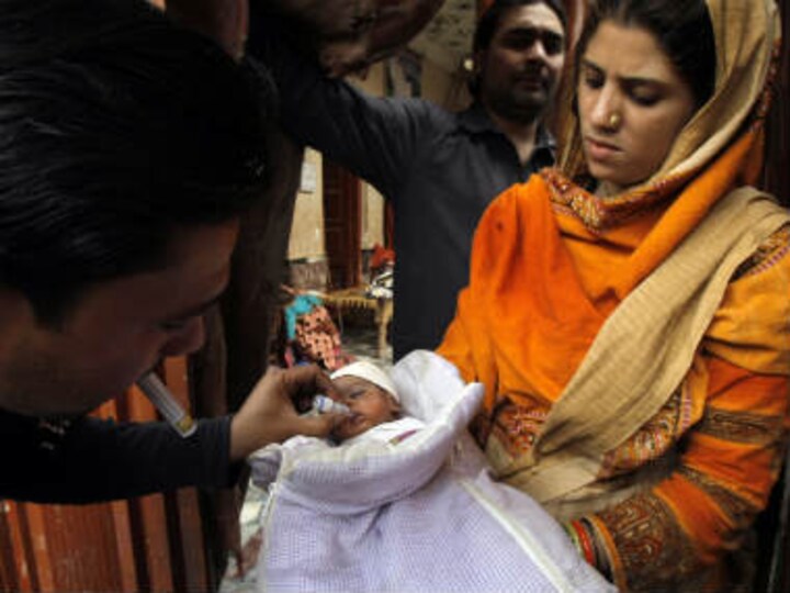 Bombs kill 11 Pakistani police guarding polio teams 