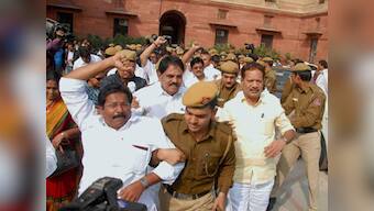 Pro, anti-Telangana protesters clash outside Andhra Bhawan