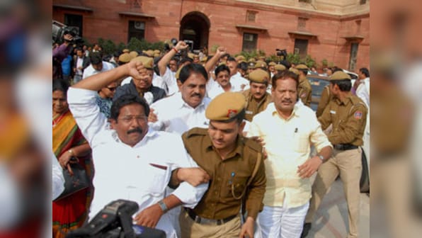 Pro, anti-Telangana protesters clash outside Andhra Bhawan