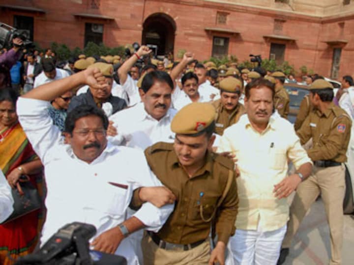 Pro, anti-Telangana protesters clash outside Andhra Bhawan