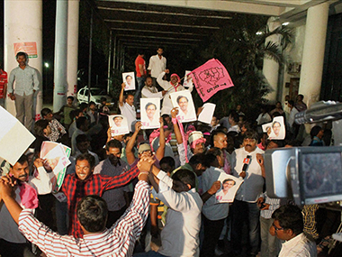 Telangana pays off: TRS chief meets Cong to discuss alliance Telangana pays off: TRS chief meets Cong to discuss alliance