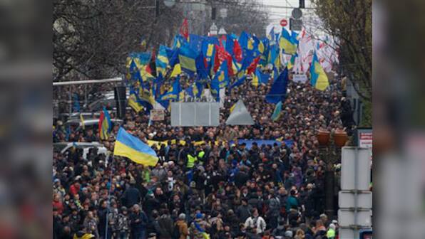 Ukraine: EU tightens grip on Yanukovych's aides, freeze assets