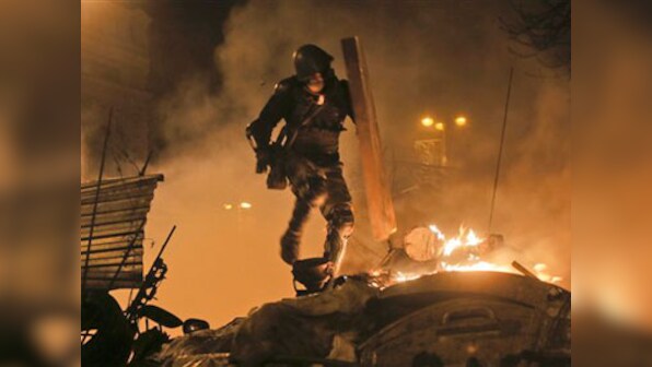 Pitched battle in Ukraine as riot police attack Kiev protest camp