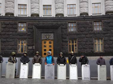 Protestors guarding a building in Ukraine. Associated Press 